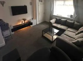HouseSleeps5-Garden-Parking-PetsOK-Near Locks