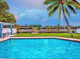 NEW Waterfront Tropic Oasis - Heated Pool, Canal, Dock, Air Hockey, hotell i Boynton Beach