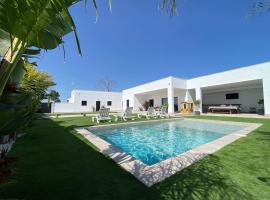 Villa con piscina Camino Doñana, hotel en Sanlúcar de Barrameda