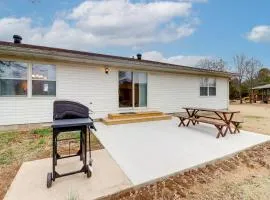 Henderson Home with Patio 1 Mi to Norfork Lake