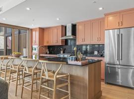 Rundle Lux Villa at Timberstone, cottage ở Canmore