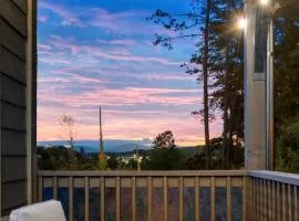 Prime Location, close to Dollywood and Pg Forge Downtown with Mtn view, Hot tub & Game Room