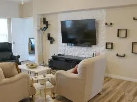 Stylish 3 Bedroom retreat near Downtown and Outlet
