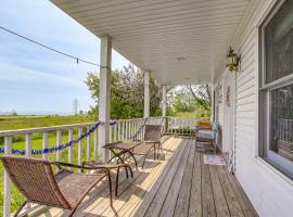 Algoma Vacation Rental with Fire Pit and Lake Views!, hotel v destinaci Algoma
