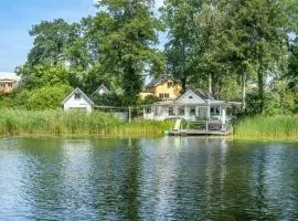 Lake front family home in Nacka