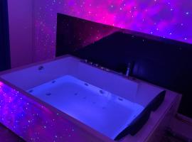 Paris La D&eacute;fense - Santorin Apartment with jacuzzi, hotel com banheiras de hidromassagem em Courbevoie