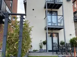 Retro Retreat, Sea View, Free Parking & EV Plug-in