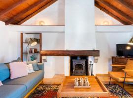 Village House in Sintra hills, hotel v destinaci Colares