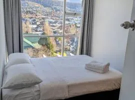 Bayley 2 - Walk to city from 2 bedroom apartment with city and mountain views
