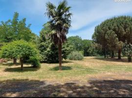 Évasion Naturelle dans notre Cottage Enchanté, hotel in Castéron