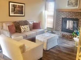 2bd condo w pool view deck 15mn from Kansas City