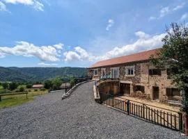 Gîte authentique et confortable avec vaste terrain et vue imprenable à Saint-Privat-d'Allier - FR-1-582-478