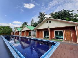 Phenwaree Amphawa Resort, hotel con pileta en Ban Dao Dong