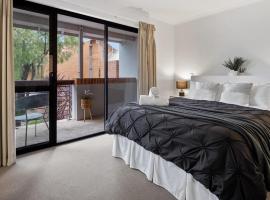 Forest Edge Villa - Family Friendly - Walk To Town, hotel med pool i Margaret River