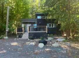 Malaspina Strait Tiny Home、パウエル・リバーのタイニーハウス