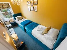 2BR Georgian home, hot tub, private garden, sea view, sleeps 6