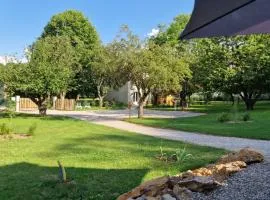 Gîte l'Enclos Ô rendez-vous Roquefeuil-Pays de sault- avec jardin