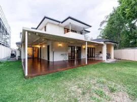 Spacious 5BR 3BA Home w Parking and Yard in Sunnybank M11