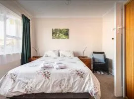 Charming & Bright Stay, Great Location, Dunedin Local Host