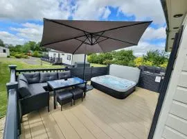 Bee Hive Hot Tub lodge with Free Hoburne Passes