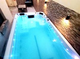 Luxurious apartment with heated pool jacuzzi, hotel in Fontana