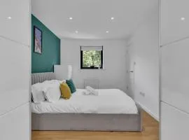 Modern Elegance- Stylish 3 Bedroom Getaway- Complimentary Parking- Games