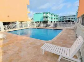 Top Floor Beachside Condo in Gulf Shores Sleeps 6