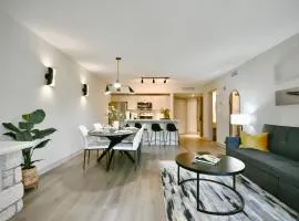 Valley Vista Haven - Exquisite Condo Retreat with Jacuzzi - Top Floor Romance - Self-Check-in - Gourmet Kitchen - Heated Pool Paradise