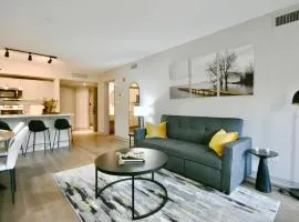 Horseshoe Valley Bliss - Luxe Condo Retreat with Jacuzzi - Top Floor Romance - Self-Check-in - Indoor & Outdoor Heated Pool Haven