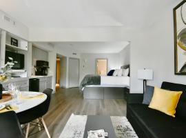 Valley Vista Retreat - Luxe Studio - Top Floor Serenity - Romantic Getaway - Heated Pool Haven