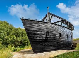 Unique Boat Shaped House at Lakefront #instaWORTH, vila v destinaci Liptovský Mikuláš