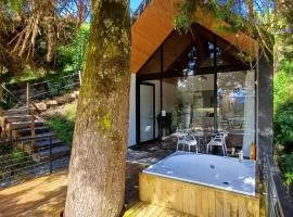 Tree House, Cabaña privada con Jacuzzi y canoa