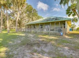 On Lake Istokpoga Lorida Home with Lanai!