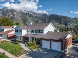 Hottub! Views! Basketball! Fireplaces! Mtn Trails
