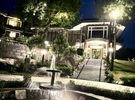 ์ค์ํธ์ ์์นํ ํธํ
Rock City Resort