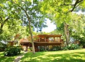 The River Haven - Sleeps 32 - on Guadalupe River