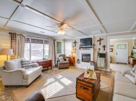 Home with Ouachita River and Lake Hamilton Access, Hotel in Mountain Pine