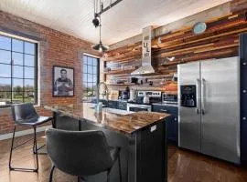 Downtown Urban Loft above Restaurants