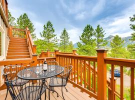 Estes Park Condo with Deck and Views about 3 Miles to RMNP、エステス・パークのホテル
