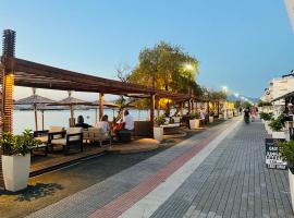 Irene Beach Front Luxury Suite, hotel din Peraia