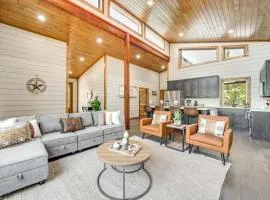 Luxe Broken Bow Home w/ Hot Tub & Fire Pit!