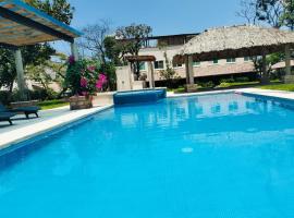 Cerca de Salones de Fiesta, con Alberca, AC e Internet