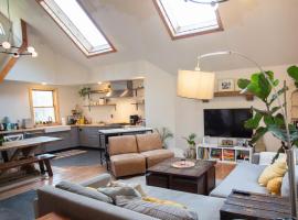 Cheerful 3-bedroom cabin with mountain view, casa de campo em East Jewett