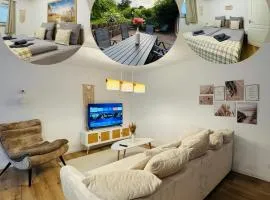 Charmante Ferienwohnung in Scharbeutz -Ihr perfektes Zuhause am Meer! Terasse, Parken & Strand! W1