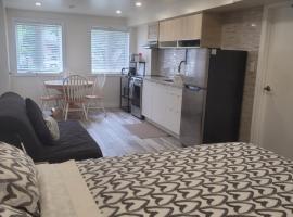Modern studio with kitchenette and bath, hotel v destinaci Guelph