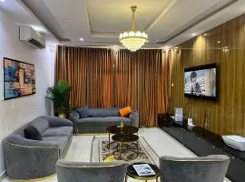 Tastefully furnished 2 and 3 bedroom At Cromwell Estate, chevron lekki with PS5, bathtub, Netflix 24hrs electricity
