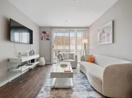 Le Reve , 5 min to the beach Luxury Condo