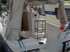 Séjour Insolite sur un Bateau Confortable pour 2 à Digoin, Proche Commerces et Gare - API-1-46-9