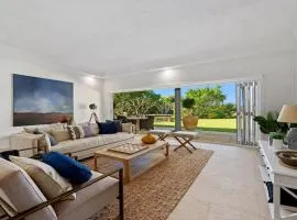 Zephyr on Sapphire - Stunning private property on absolute beachfront