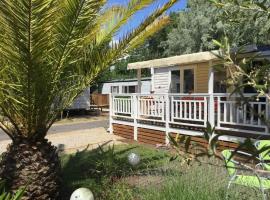 Confortable bungalow proche de Vias avec piscine partagée, hotel en Vias